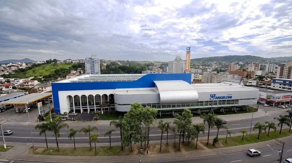 Loja do Angeloni em Criciúma amplia área de consumo com quiosques de grill e pizza