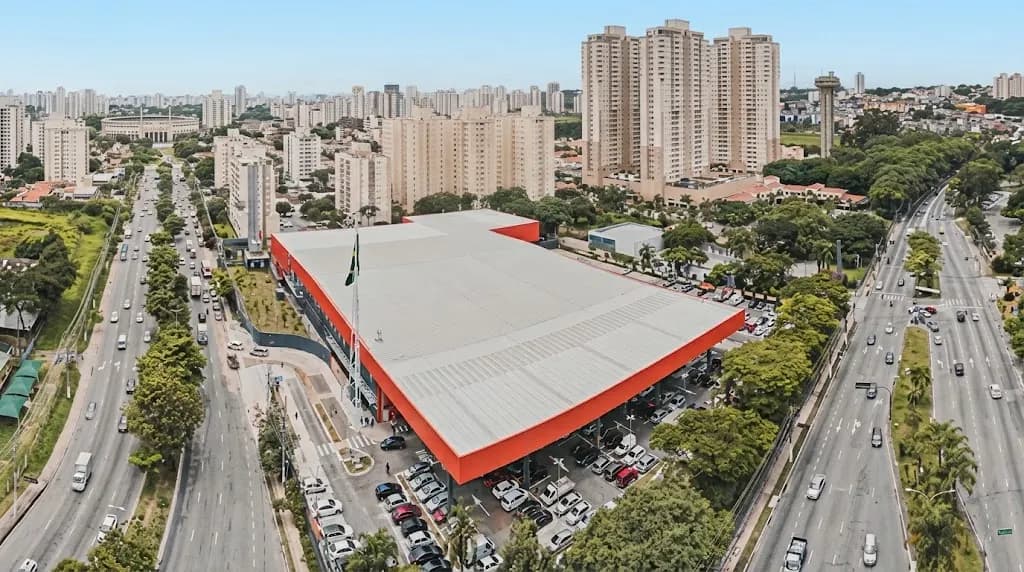Heineken 0.0 transforma ilha de atacarejo em espaço expositivo de Fórmula 1 em lojas de São Paulo