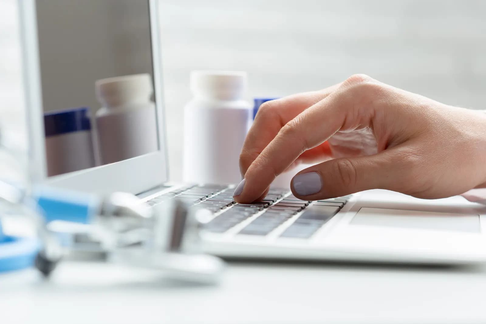 Varejo farmacêutico ainda opera sem regras claras para vender remédios por aplicativos
