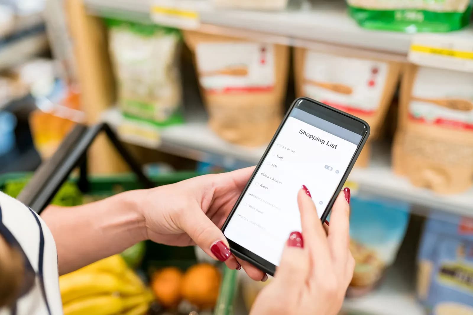 Farmácia chega a 10 mil telas de retail media, e 48% dos supermercados já vendem mídia